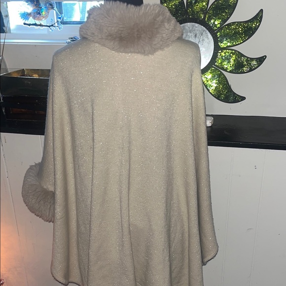Sioni Elegant Beige Fur-Trimmed Cape - Picture 5 of 8